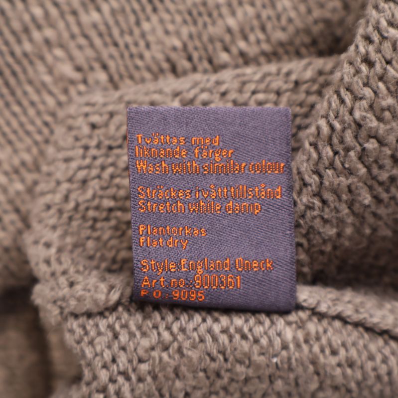 Tvätt- och skötselråd på etikett för England Check