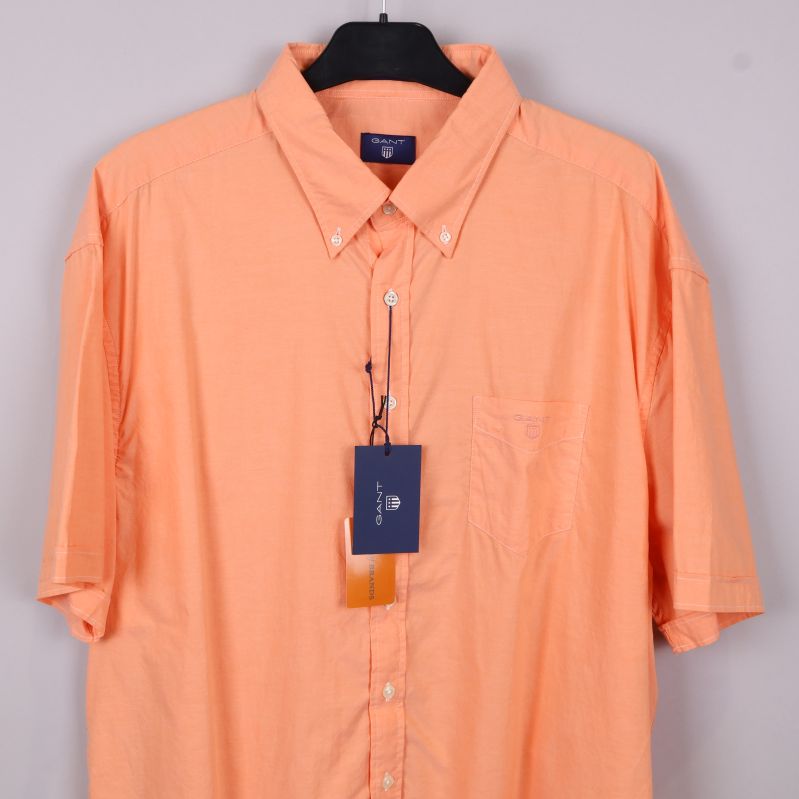 Närbild skjorta med button down-krage och etikett