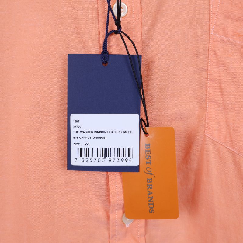 Etiketter på skjorta med produktinformation och streckkod