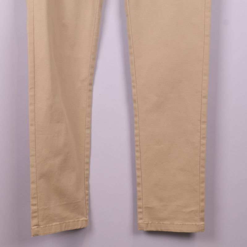 Raka benslut på beige chinos i närbild