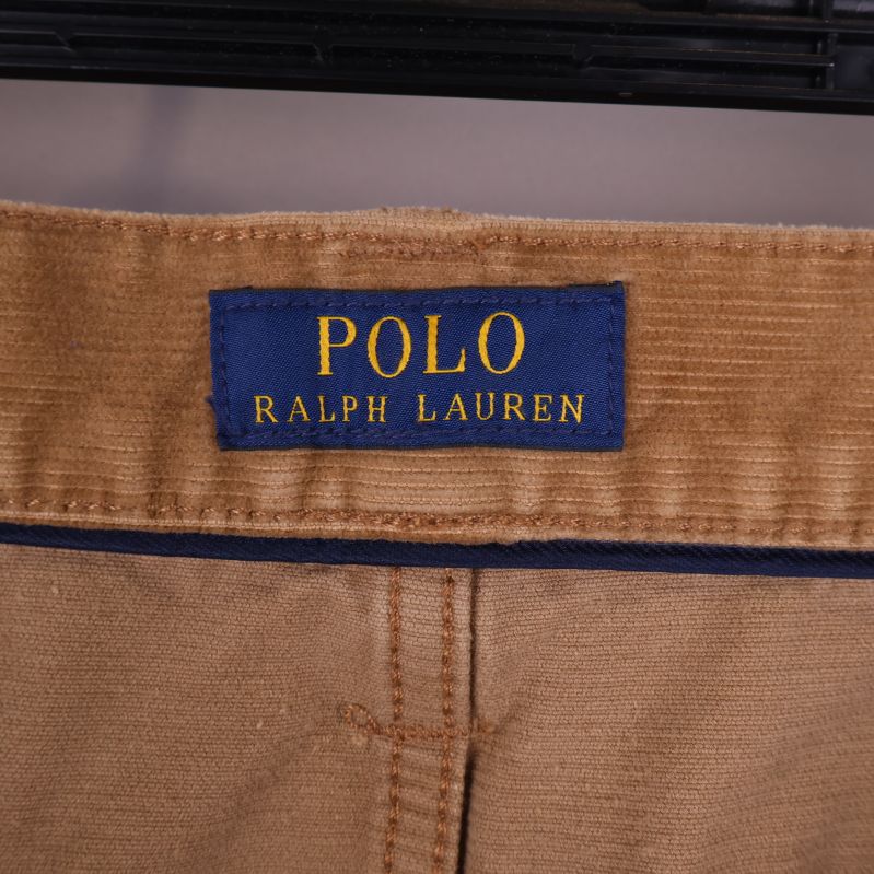 Närbild på blått Polo Ralph Lauren-märke i midjan