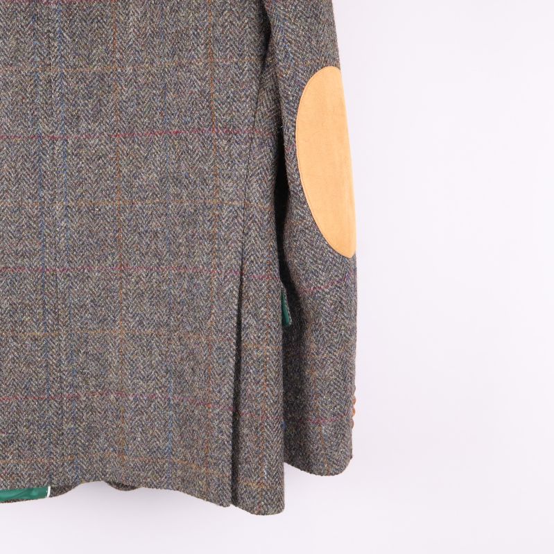 Närbild på armbågslapp i mocka och sprund bak