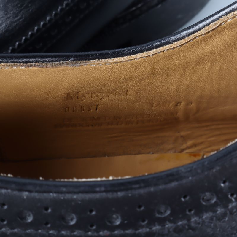 Detaljbild på innersulan med textprägling i lädret