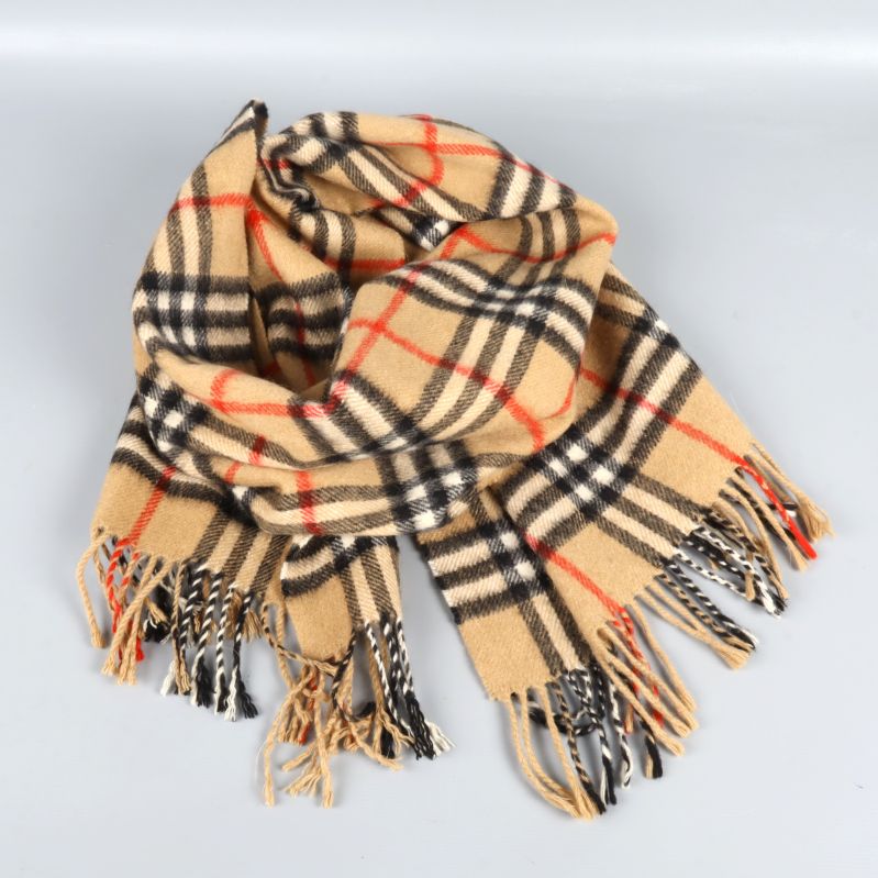 Rutigt halsduk i kashmir liggande med fransar