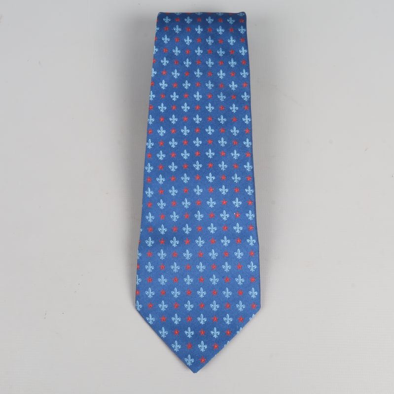 Framsidan på blå slips med vita och röda detaljer