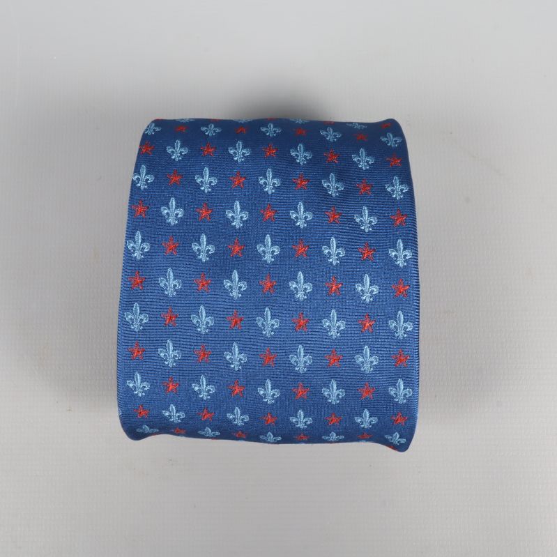 Närbild på mönster av blå slips med röda stjärnor