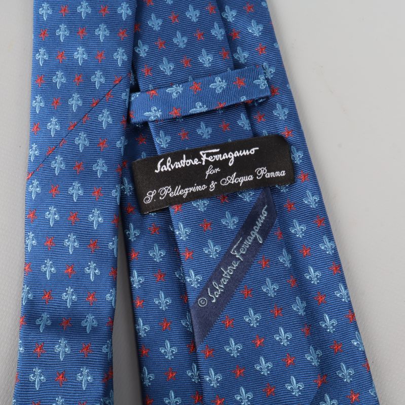 Närbild på Salvatore Ferragamo-märket på slipsen