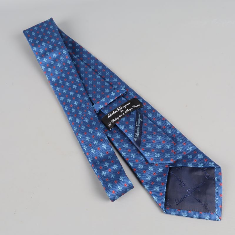 Blå slips med etikett och insida synlig