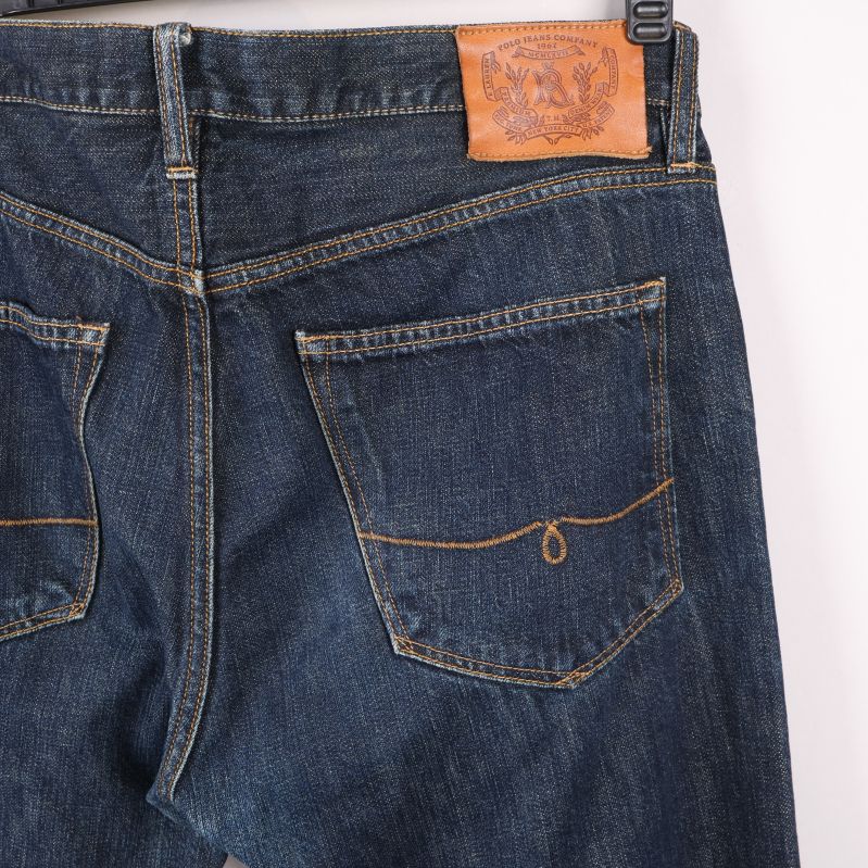 Baksidan av jeans med fickor och läderpatch