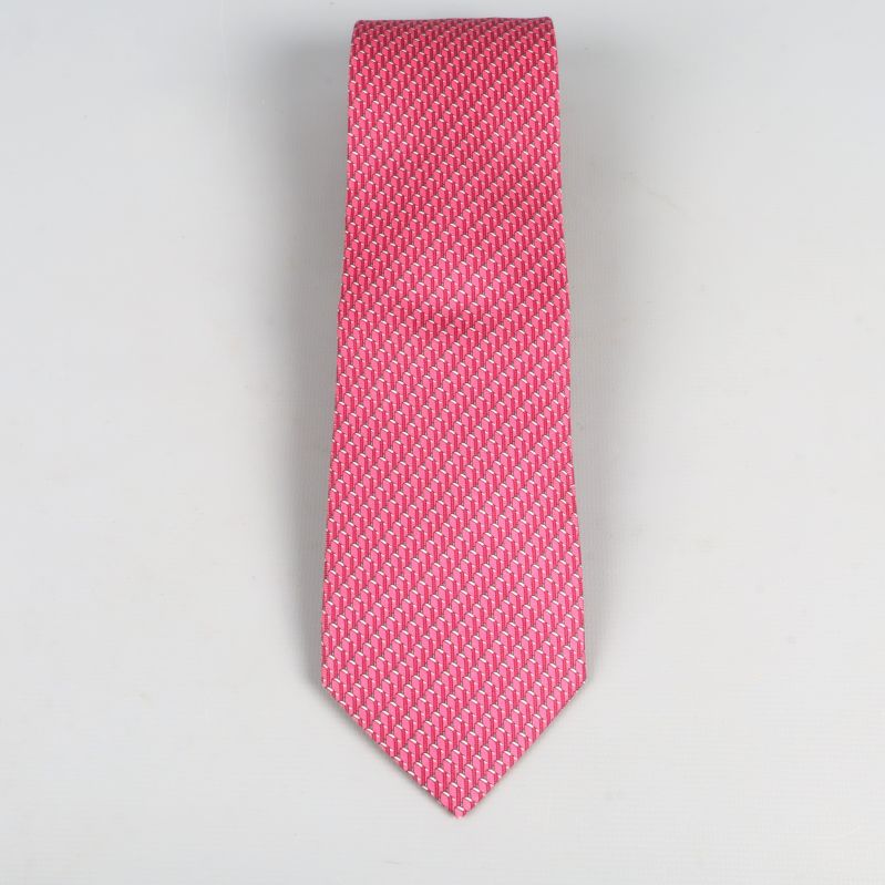 Rosa slips med grafiskt mönster mot vit bakgrund