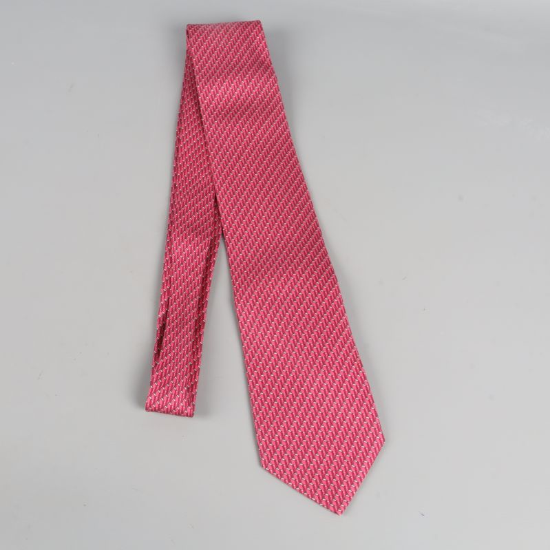 Helbild på rosa grafiskt mönstrad slips