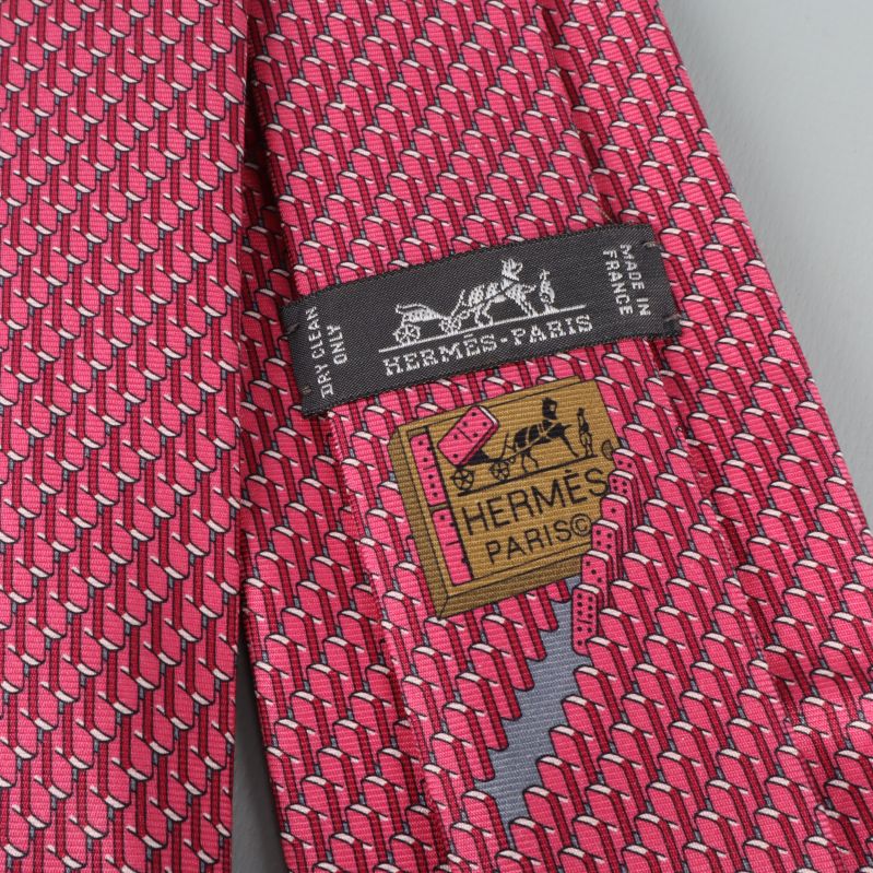 Närbild på Hermès Paris-etikett och mönster