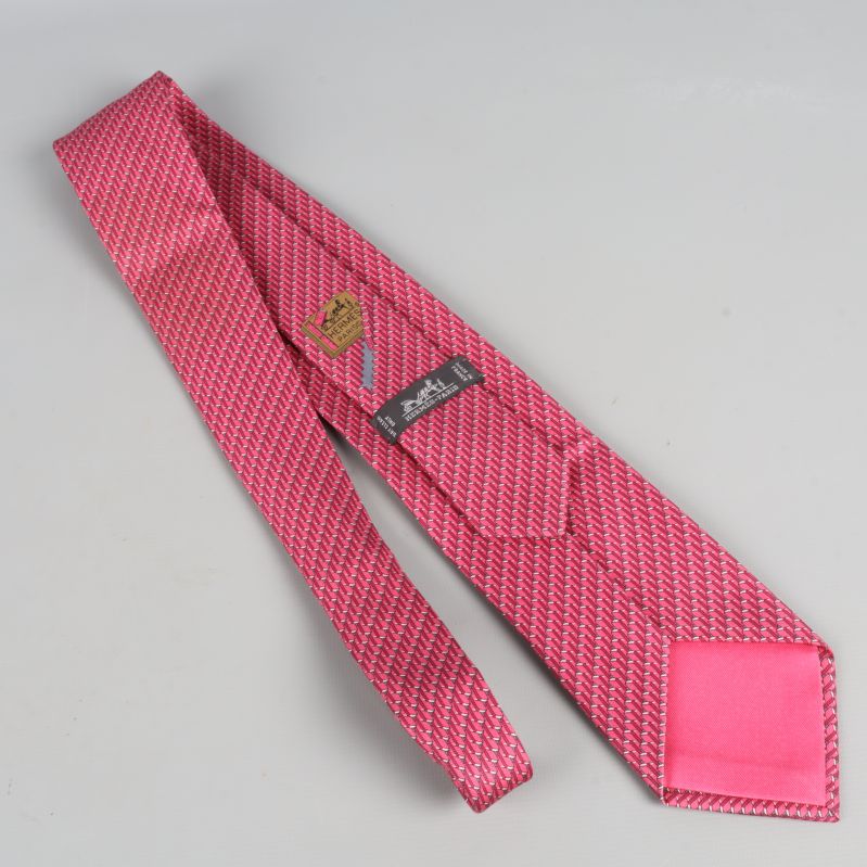 Baksida av rosa Hermès-slips med etikett