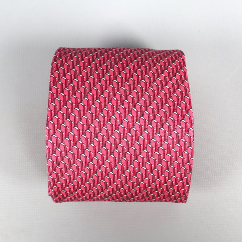 Rosa grafiskt mönstrad slips ihoprullad