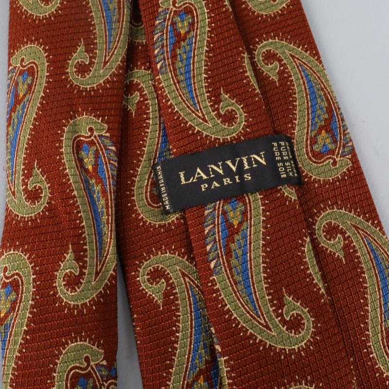 Närbild på Lanvin Paris etikett, paisleymönster synligt