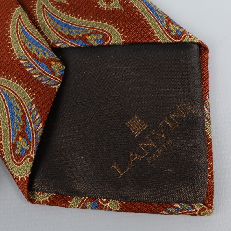 Närbild på slipsens spets med Lanvin Paris logga