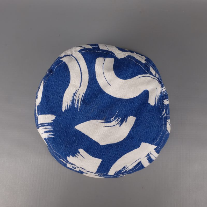 Toppen av bucket hat med vitt och blått mönster