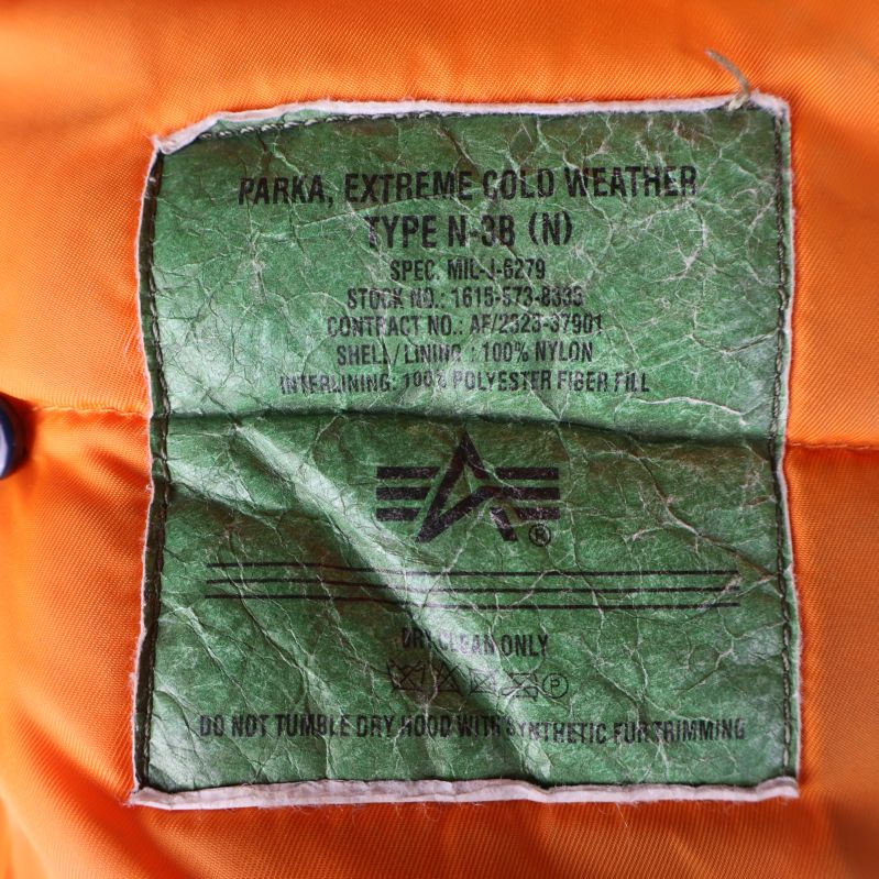 Materiallapp som anger nylon och polyester i innerfodret