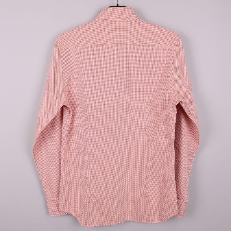 Rutig skjorta i orange och vitt bakifrån