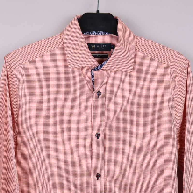 Närbild på skjortans krage och framstycke