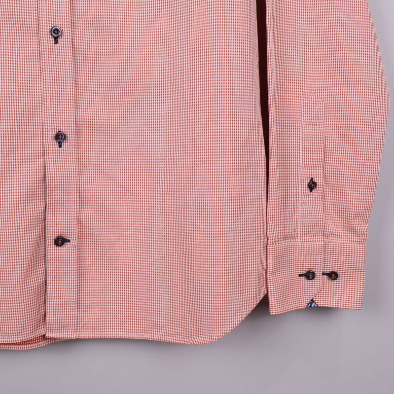 Närbild på skjortans ärmslut med knappar