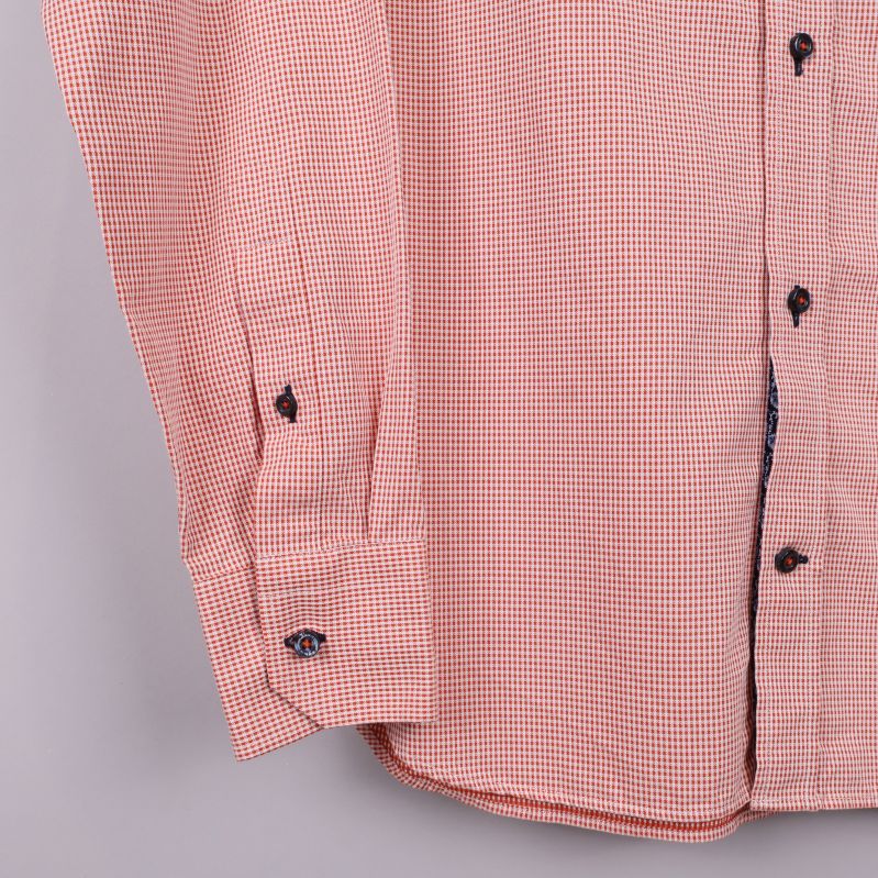 Närbild på skjortans ärmslut med knappar