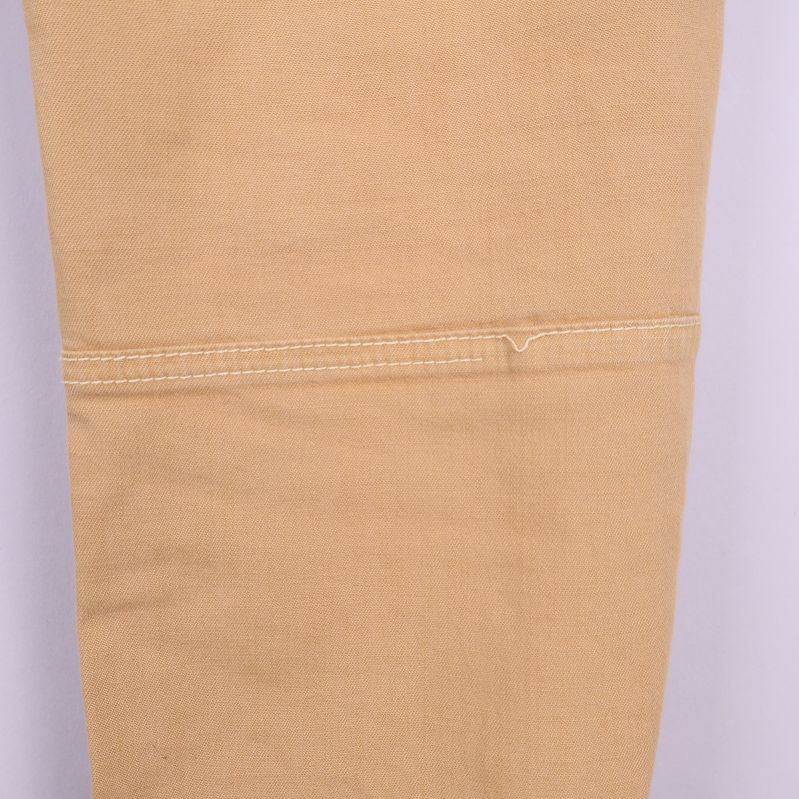 Närbild på släppt söm på baksida