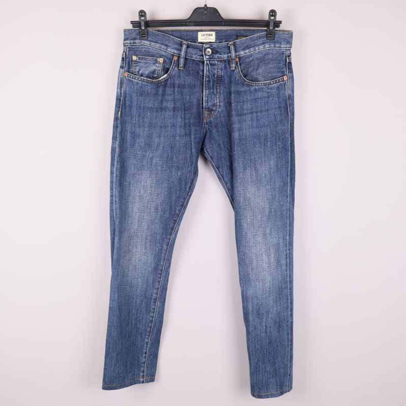 Jeans i blå denim med rak passform framifrån