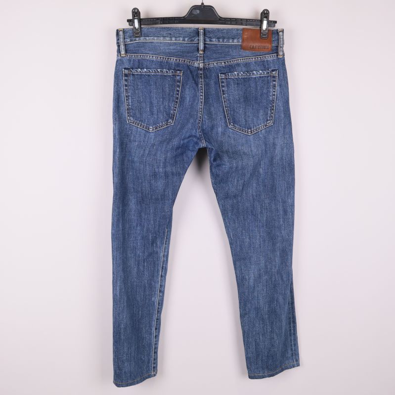 Baksidan av blå denimjeans med två bakfickor