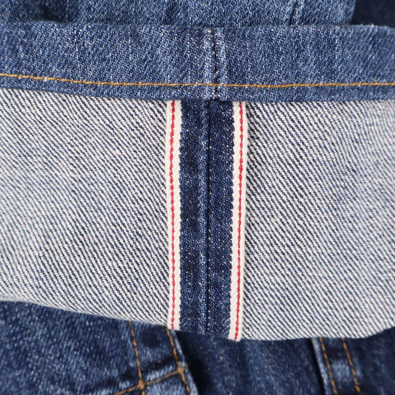 Närbild på selvedge tyg 