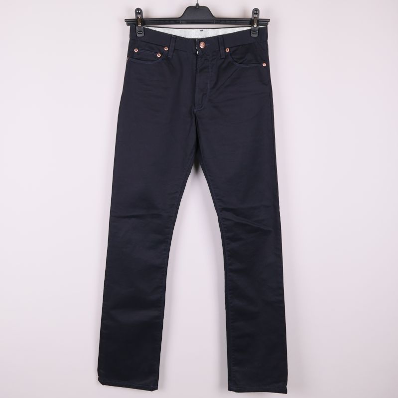 Mörka Whyred Jeans framifrån 