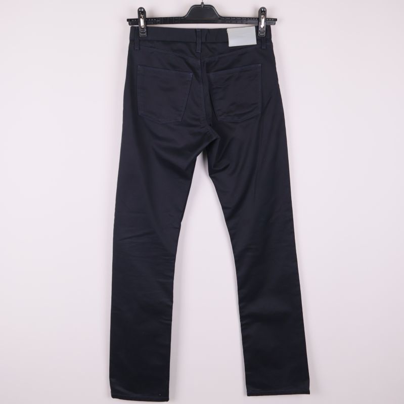 Baksidan av mörka Whyred Jeans 