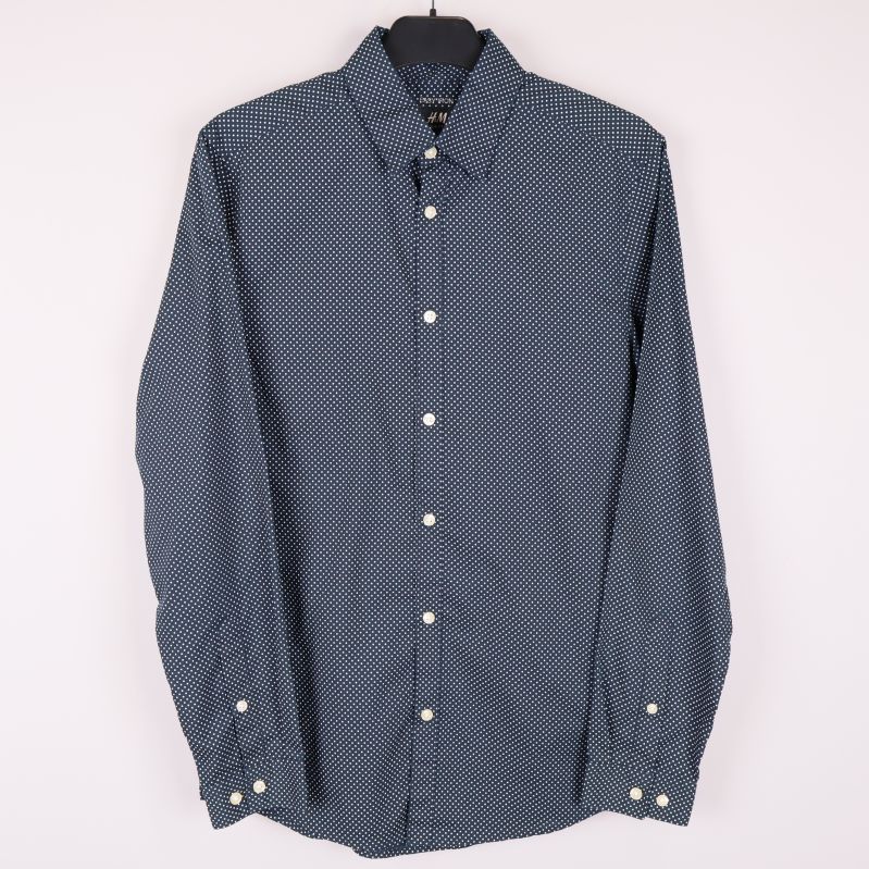 Långärmad prickig skjorta i mörkblått med knappar framtill