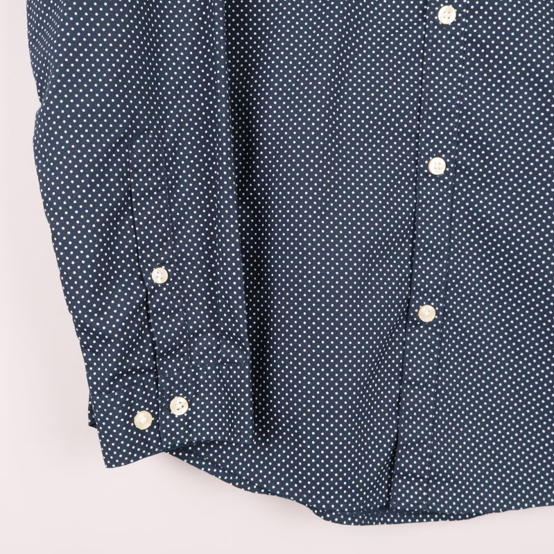 Närbild av manschett och knappar på ärmen