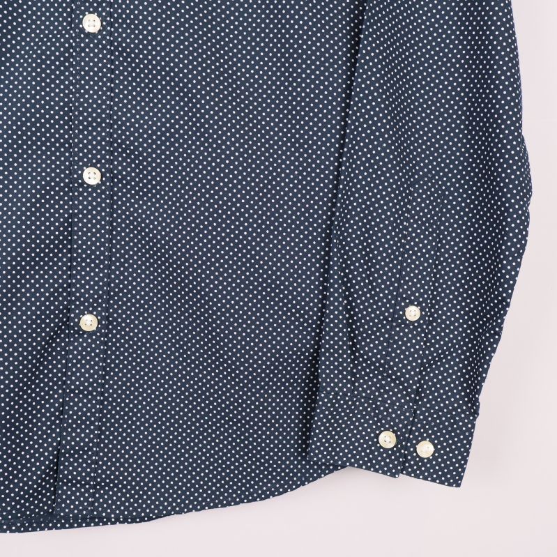 Närbild av manschett och knappar på ärmen