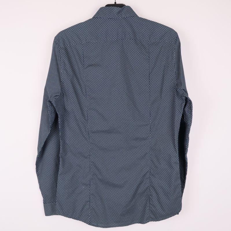 Baksidan av mörkblå skjorta med små prickar