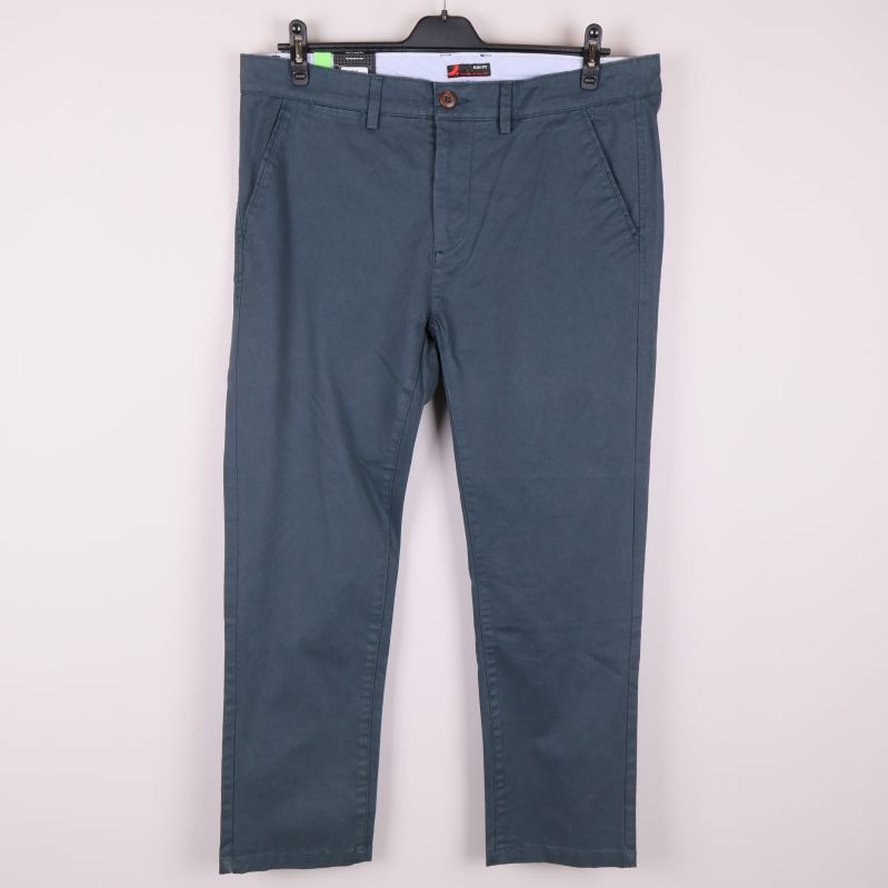 Blå slim fit-byxa Dressmann framifrån 