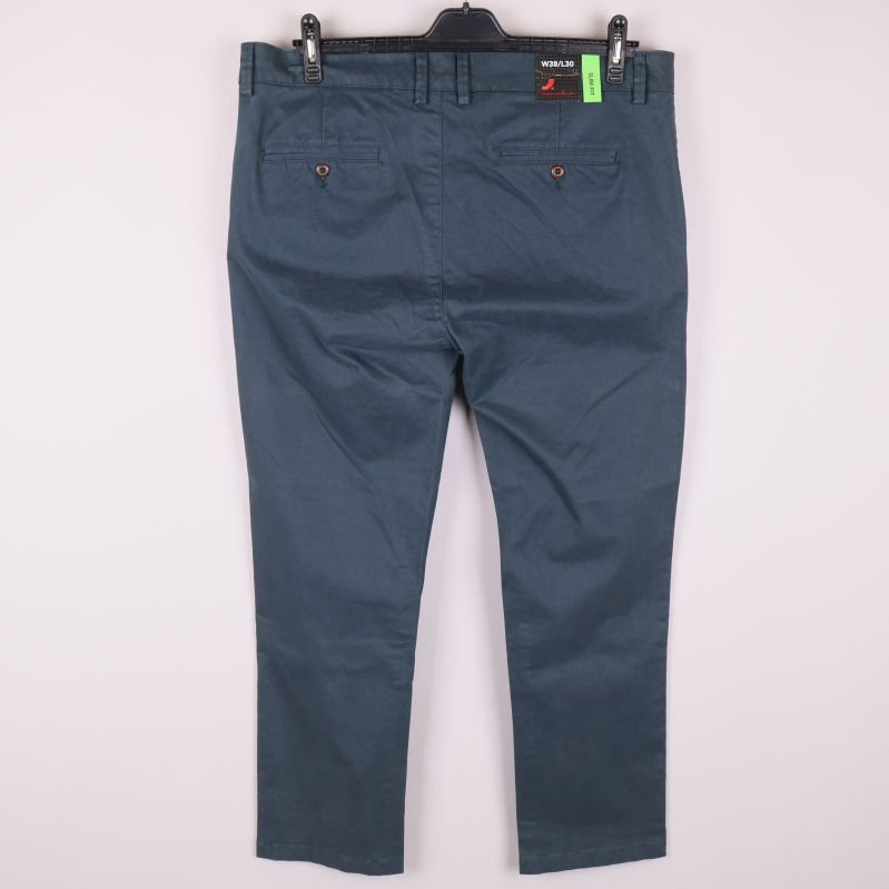 Blå slim fit-byxa Dressmann bakifrån med fickor