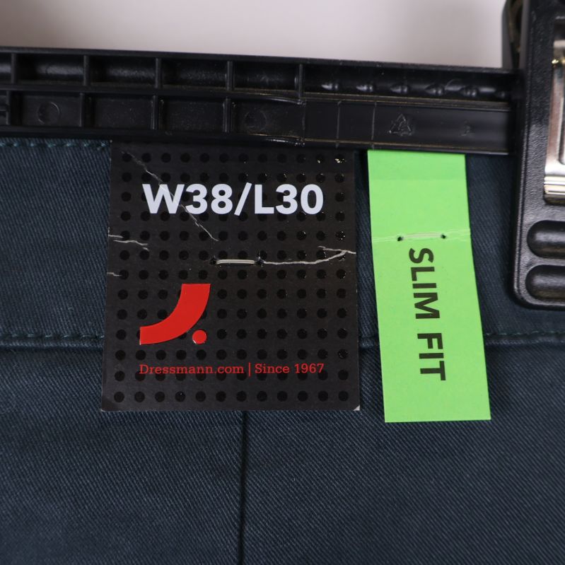Storleksetikett W38 L30 och slim fit-lapp på blå byxa