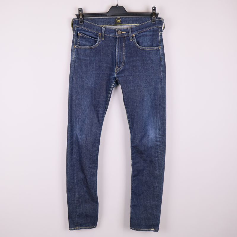 Framsida av blå Lee jeans med raka ben