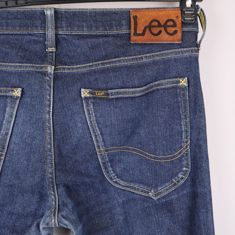 Bakficka och brun Lee-läderlapp på jeans