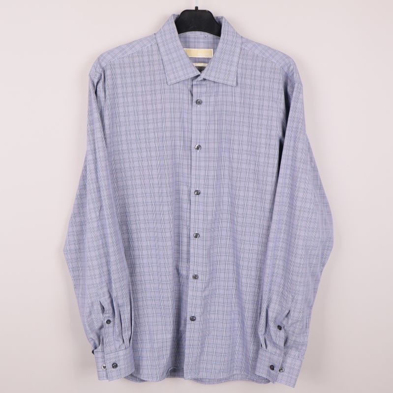Framsida av ljusblå rutmönstrad skjorta 