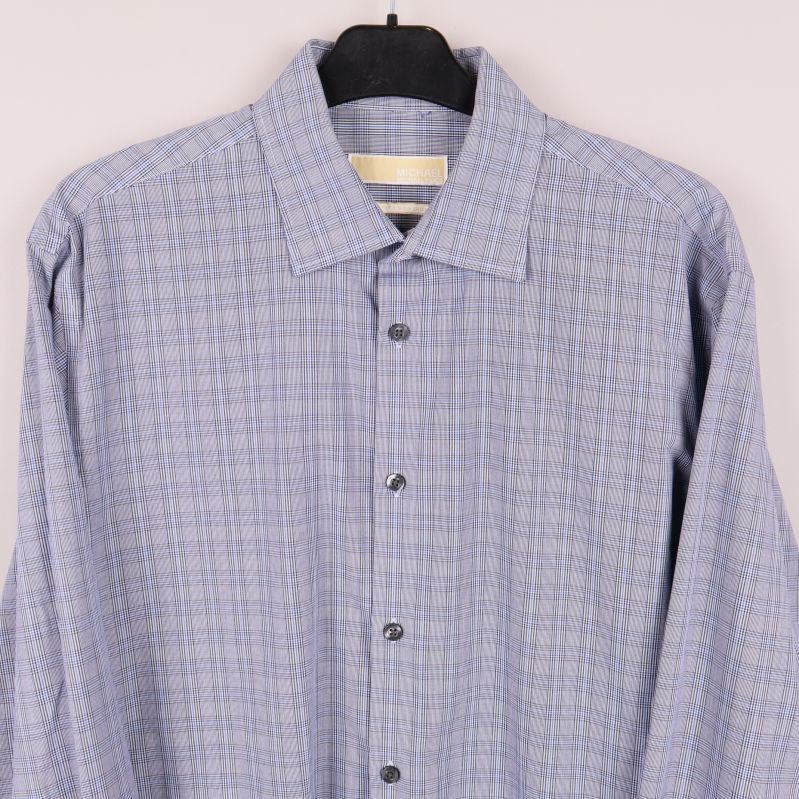 Närbild på skjortans krage och bröstparti