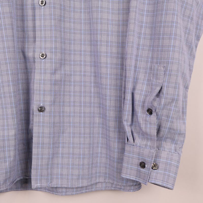 Närbild på manschett och ärmslut med knappar