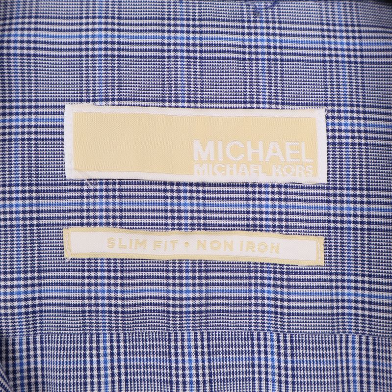 Närbild av etikett Michael Kors och slim fit-markering 