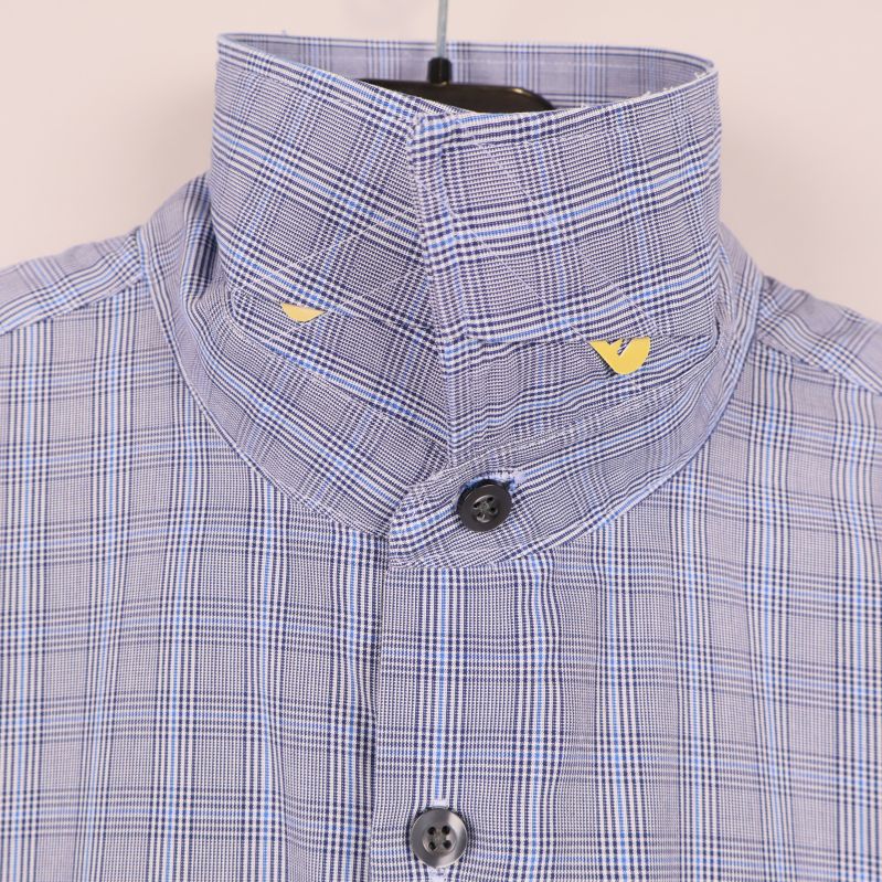 Skjortkrage uppfälld med rutmönster och knapp