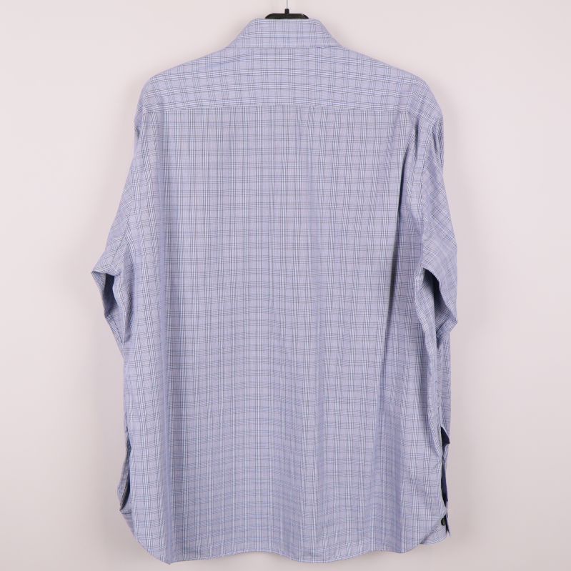 Baksida av ljusblå rutmönstrad skjorta 