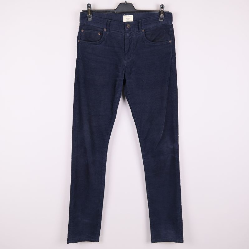 Mörkblå smalrandiga manchesterbyxor med slim passform framifrån