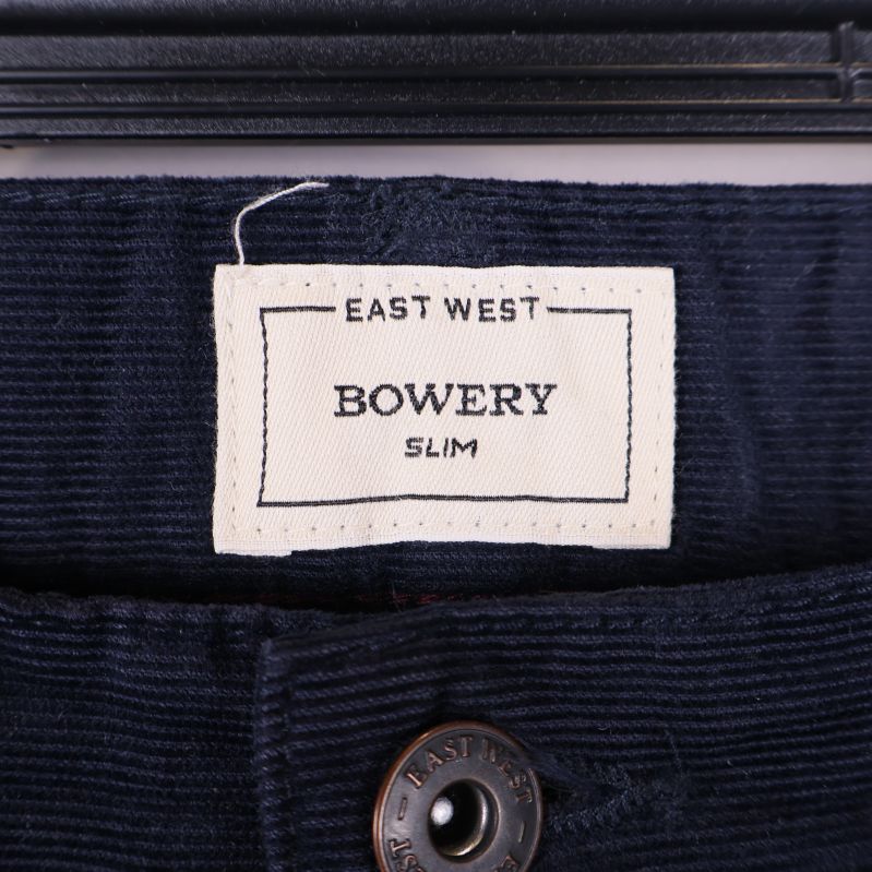 Närbild på märkesetikett i linningen av byxor