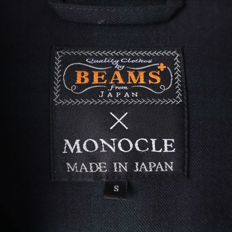 Närbild på Beams x Monocle-märke inuti kavajen